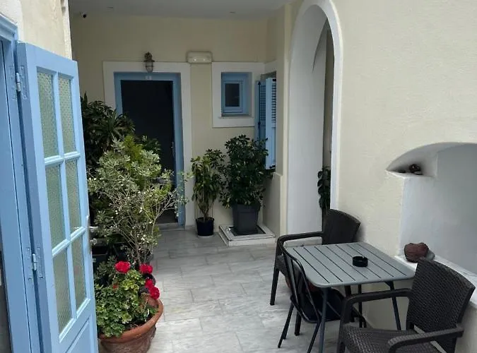 Villa Roussa Center Fira (Santorini)