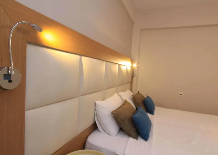 Roussa Center * Fira (Santorini)