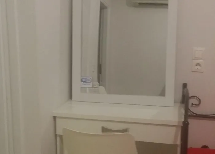 Roussa Center * Fira (Santorini)