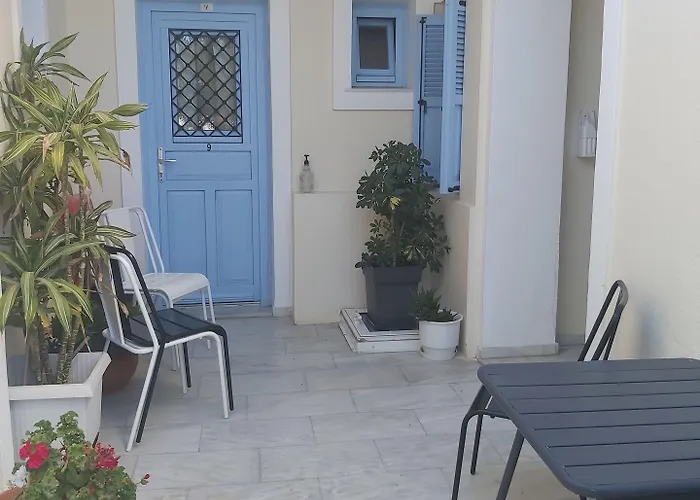 Roussa Center Fira (Santorini)