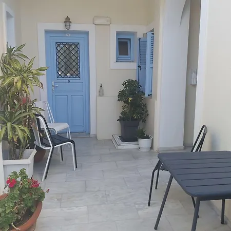 Roussa Center Fira (Santorini)