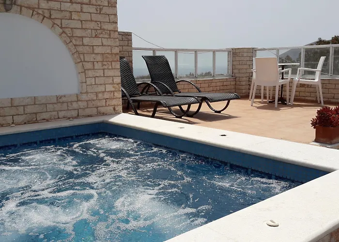 Roussa Center Fira (Santorini)