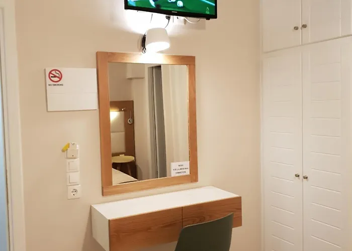 Roussa Center Fira (Santorini)