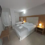 Roussa Center Fira (Santorini)