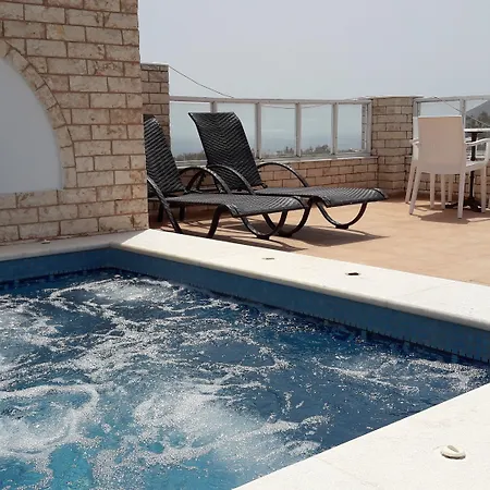 Roussa Center Fira (Santorini)